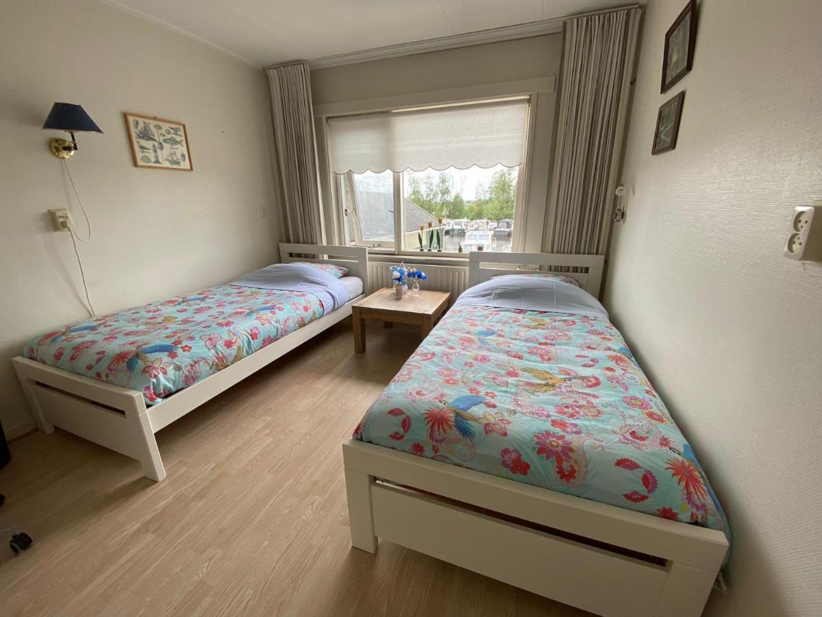 Huis Bij Het Water Met Sloepje Jutrijp Extérieur photo